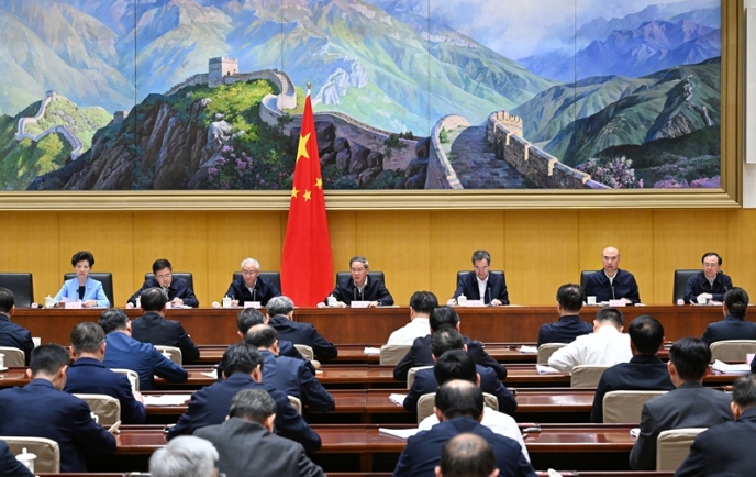 李强在做强国内大循环工作推进会上强调：把做强国内大循环作为推动经济行稳致远的战略之举